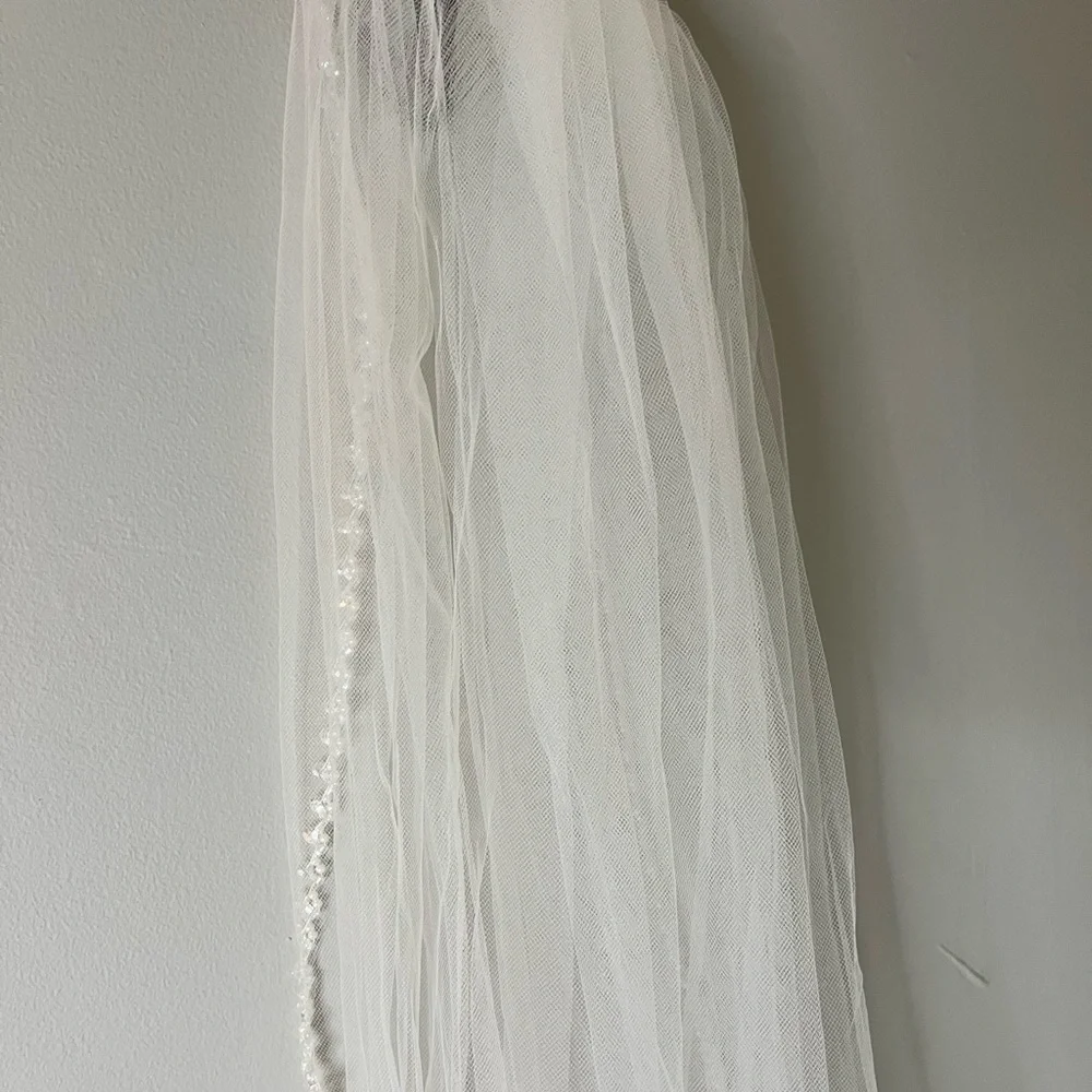Bride & Groom white signs, drink holder, 8 sign/photo holders and a fun veil